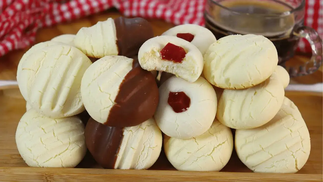 O sequilhos de leite condensado é aquele biscoitinho tradicional que não pode faltar no café...