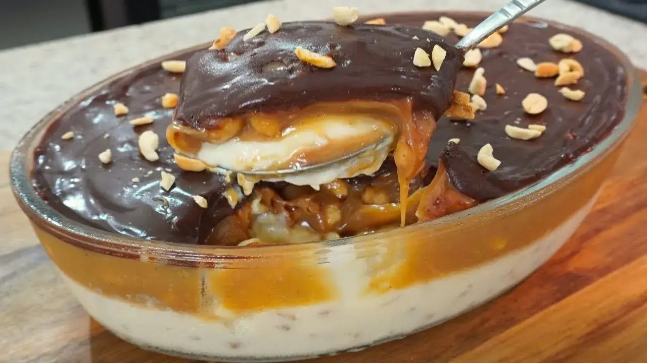Esta sobremesa de creme, caramelo e amendoim é perfeita para quem ama doces cremosos e...