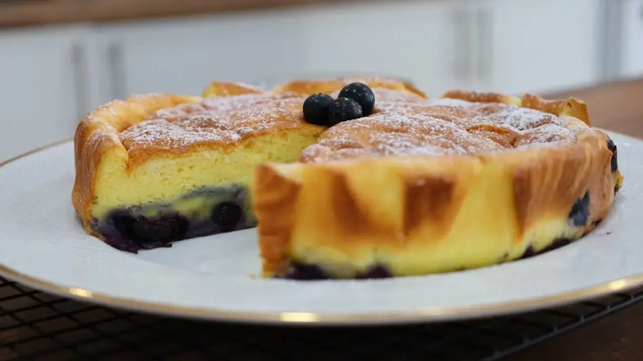 A tarte de queijo com mirtilhos é uma sobremesa leve, fofa e cremosa, perfeita para...