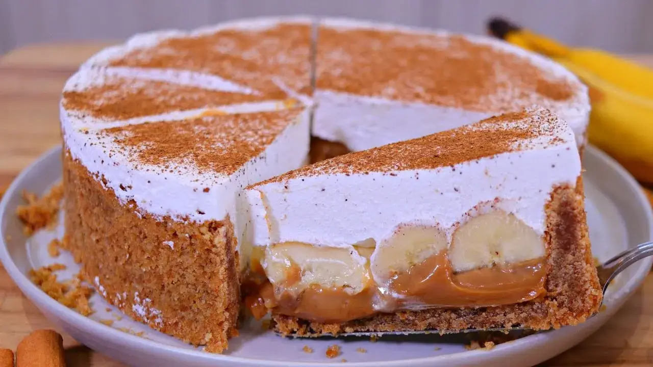 A torta banoffe é uma sobremesa prática, deliciosa e visualmente bonita, perfeita para servir em...