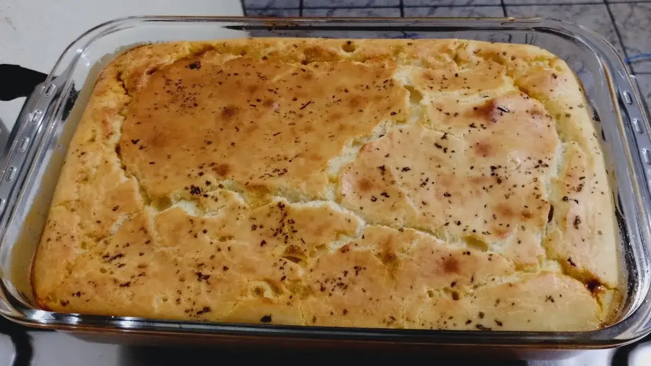 Esta torta caseira é uma opção deliciosa para o almoço ou lanche, com massa leve...