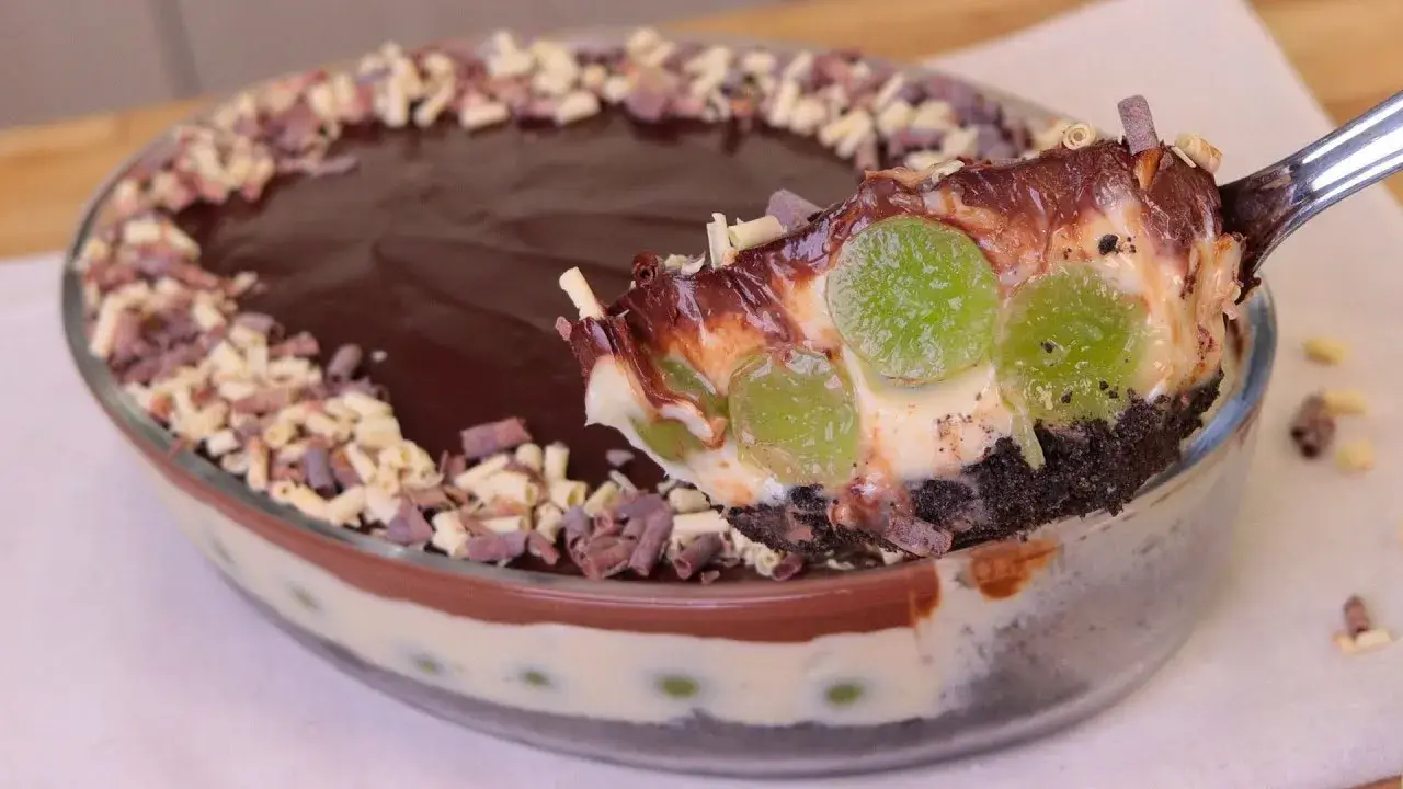 Essa torta de uva com creme de leite Ninho e chocolate é uma sobremesa prática,...