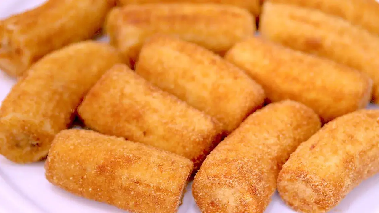 Banana frita de restaurante crocante que derrete na boca