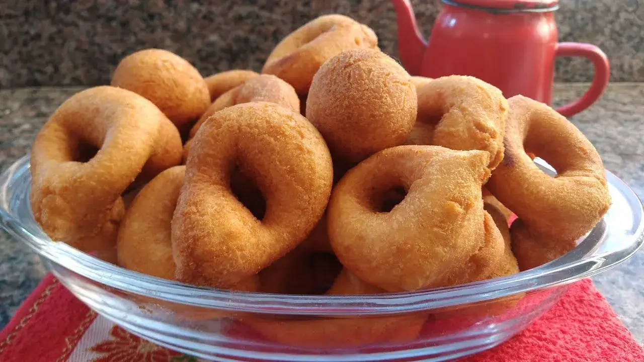 Os biscoitos de polvilho são aquele tipo de receita simples e caseira que lembra a...