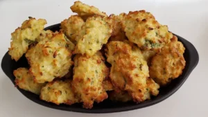 Bolinho de arroz na airfryer crocante e fácil de fazer em casa
