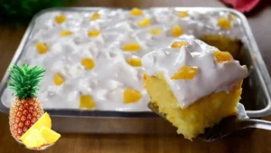 Bolo de Abacaxi Molhadinho com Cobertura Cremosa