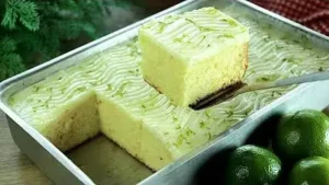 Bolo de Limão Gelado com Cobertura Cremosa: Receita Fácil e Perfeita para Servir Bem Geladinho