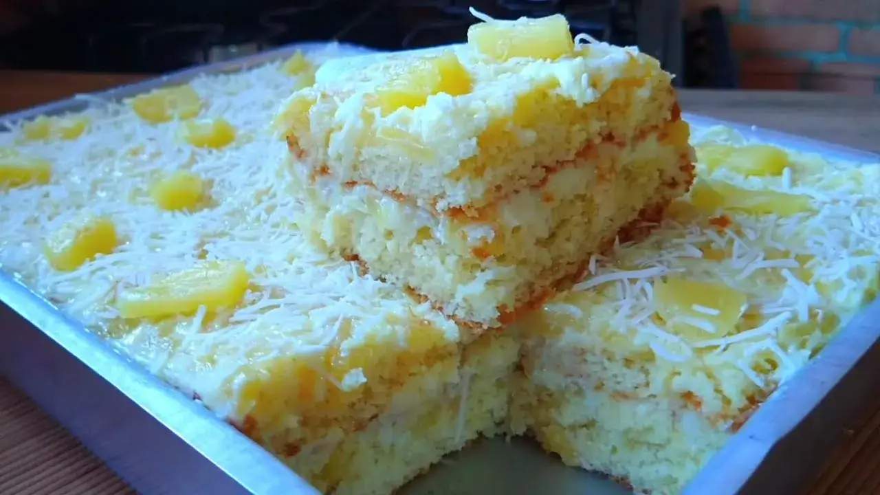 Bolo de abacaxi com coco fácil e fofinho muito gostoso