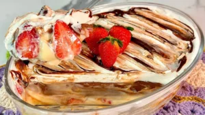 Bombom de morango na travessa fácil e cremoso