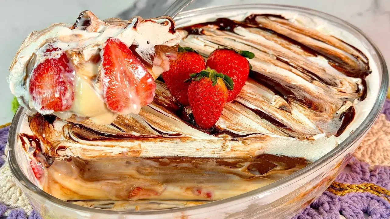 Bombom de morango na travessa fácil e cremoso