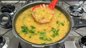 Nada melhor que um caldo de frango com mandioca bem quente e cremoso para aquecer...
