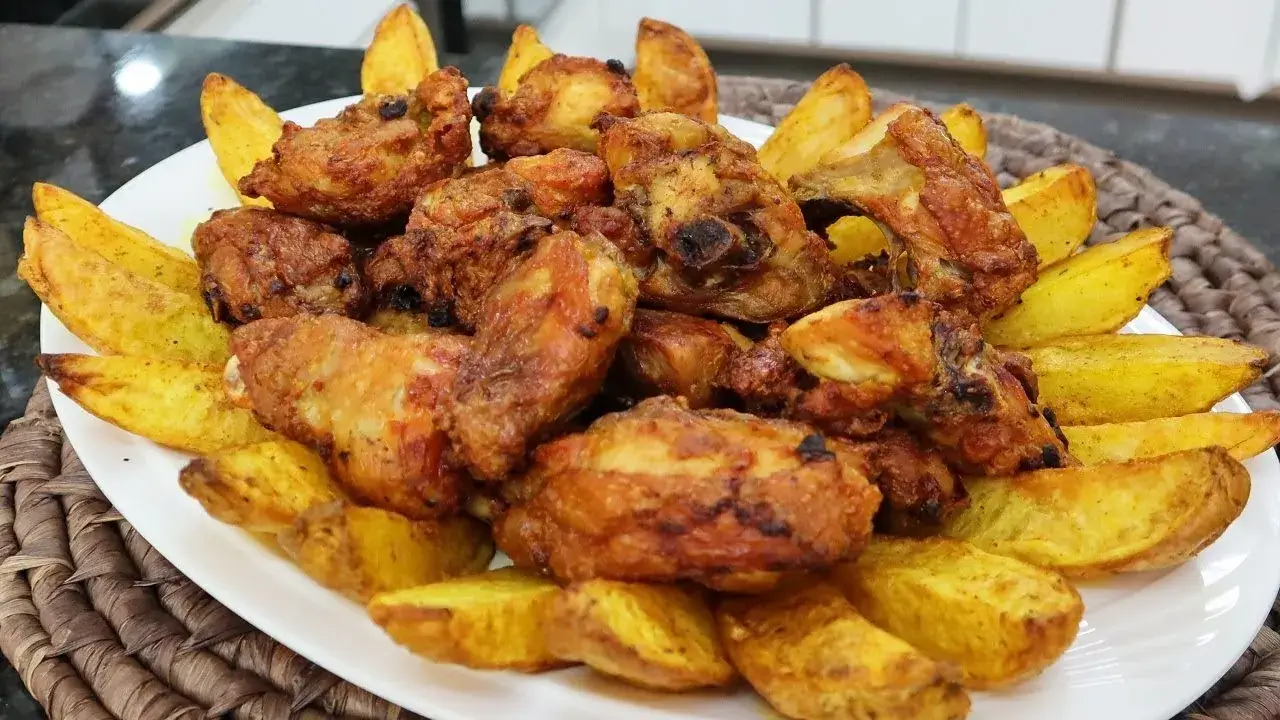 Frango a passarinho com batata na Air Fryer que fica crocante e cheio de sabor