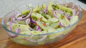 A salada de chuchu é uma opção leve, prática e perfeita para acompanhar refeições do...