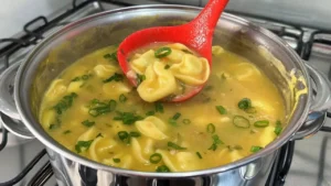 Sopa de Capelete Cremosa com Legumes e Bacon: Receita fácil e saborosa para aquecer o dia