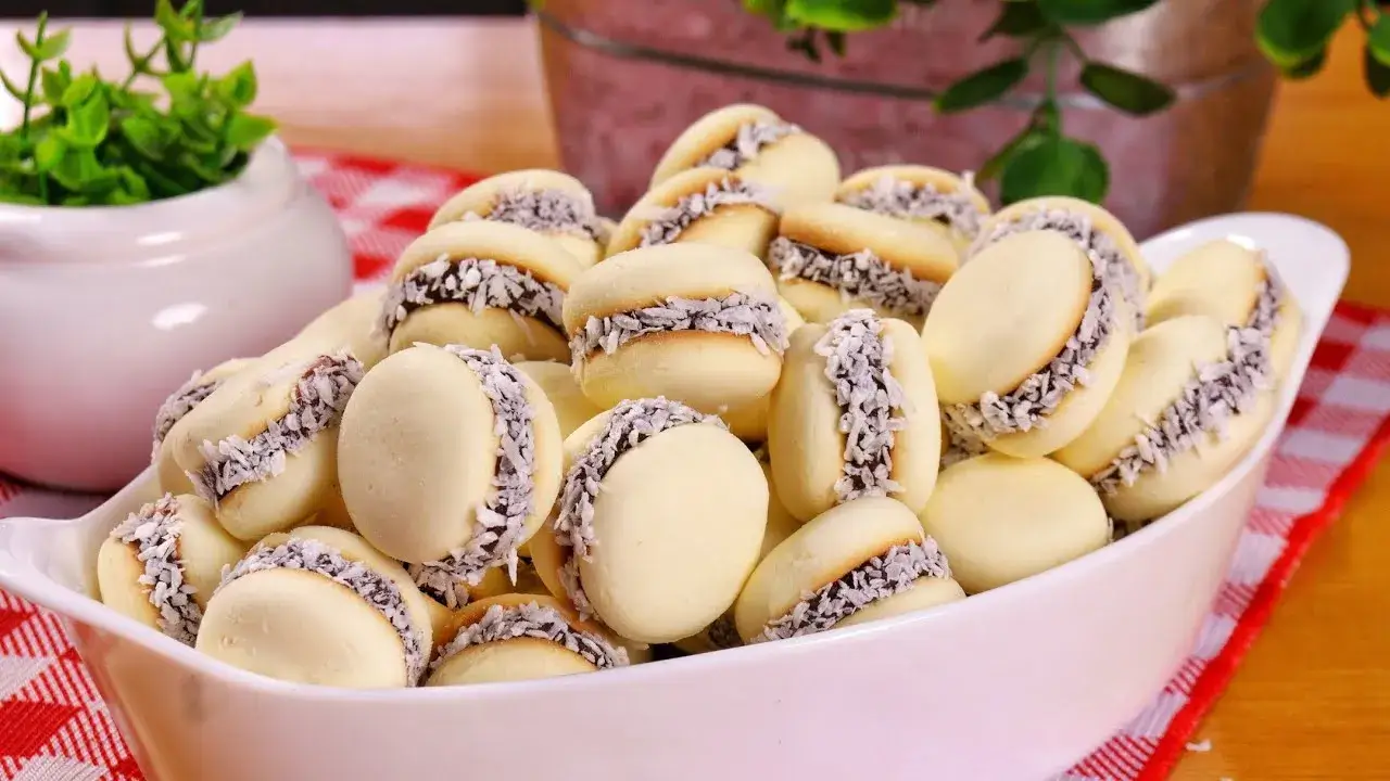 Biscoito de Amido de Milho com Chocolate e Coco para o Cafezinho