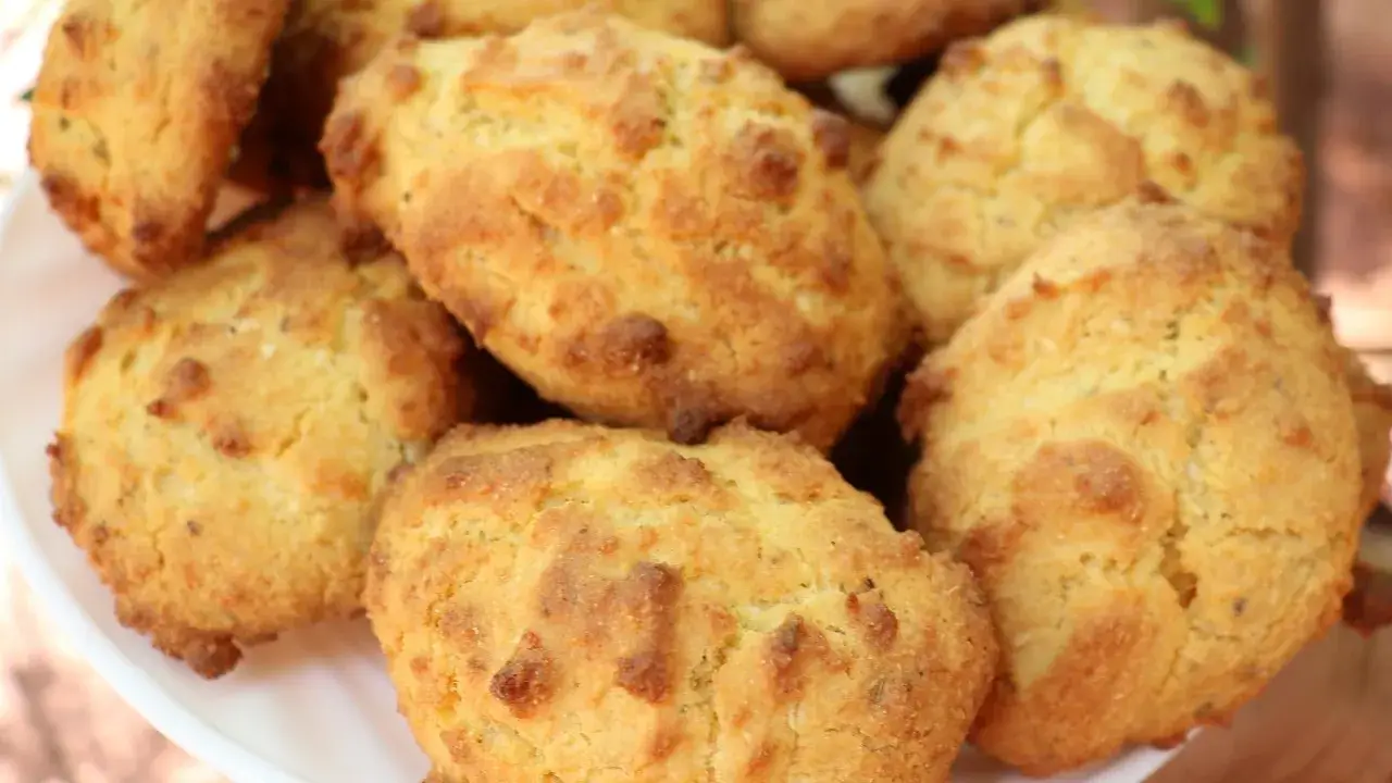 Bolacha de fubá fácil com erva-doce e queijo caseiro