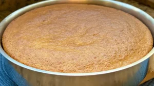 Bolo de cenoura super fofinho com suco de laranja