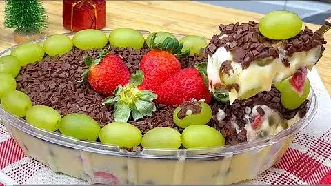 Bombom de uva com morango bem gelado pra servir de sobremesa