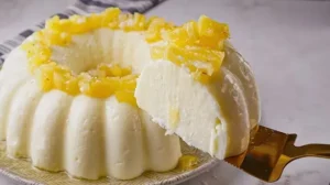 Manjar de coco com calda de abacaxi que chama atenção pela combinação clássica