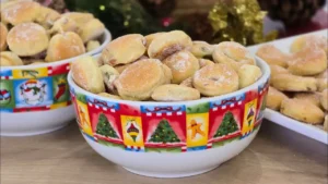 Petisco de minuto fácil com bacon, queijo e azeitona para servir em festas