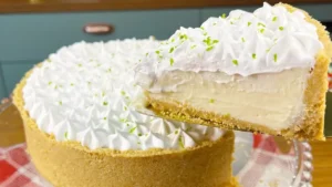 Torta de limão cremosa que surpreende na primeira fatia