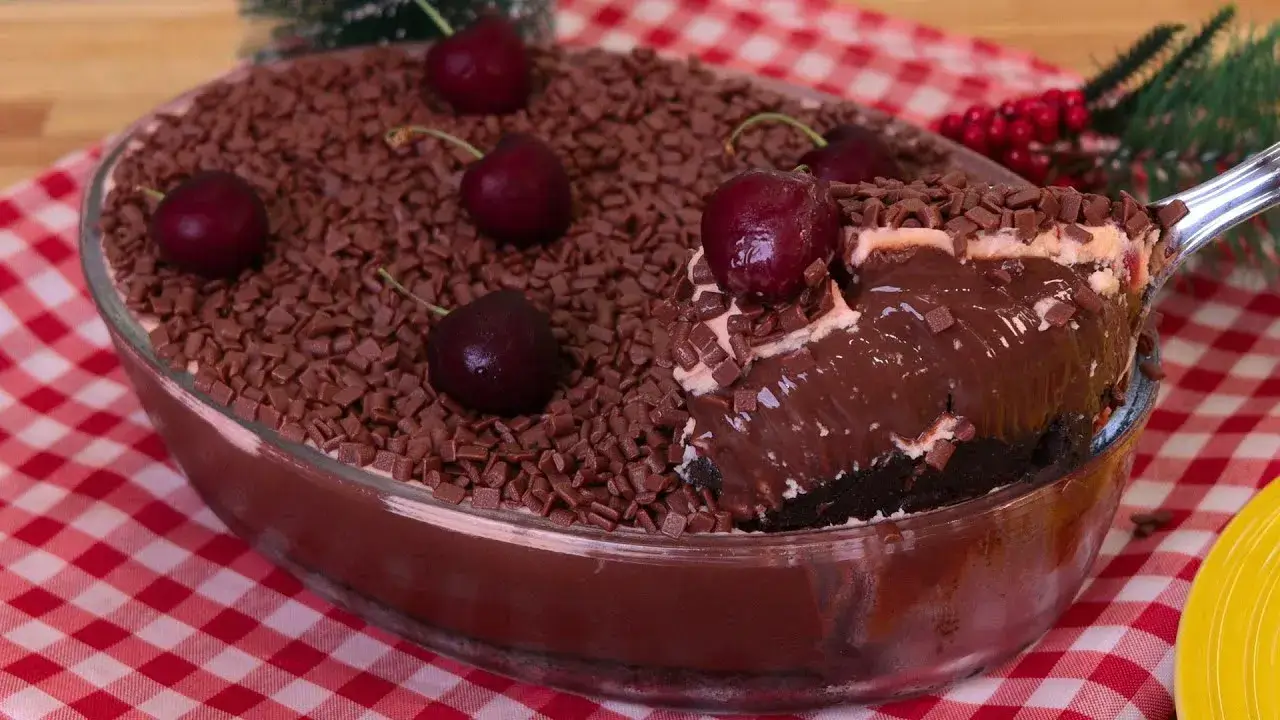 Torta floresta negra na travessa fácil e bonita: Uma sobremesa que chama atenção na mesa
