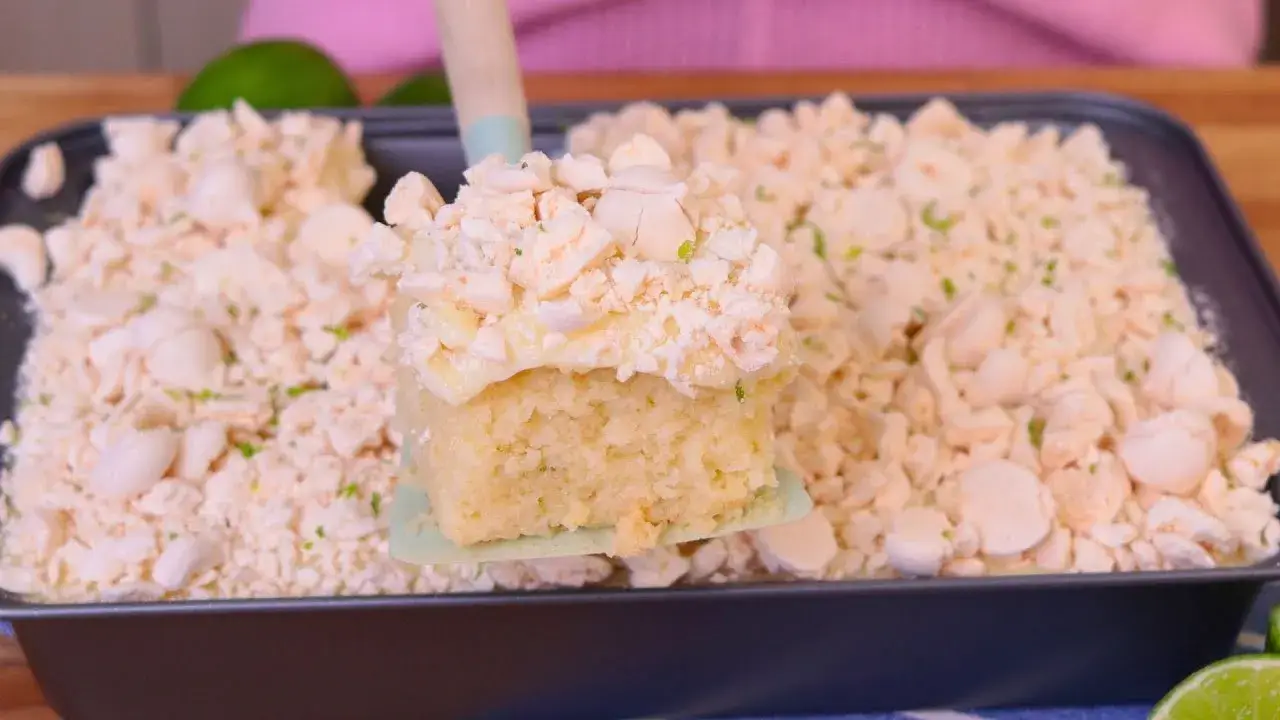 Bolo Gelado de Limão Molhadinho com Cobertura Cremosa e Crocante