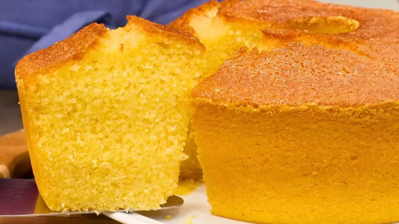 Bolo de Flocão de Milho Sem Farinha de Trigo para o Café
