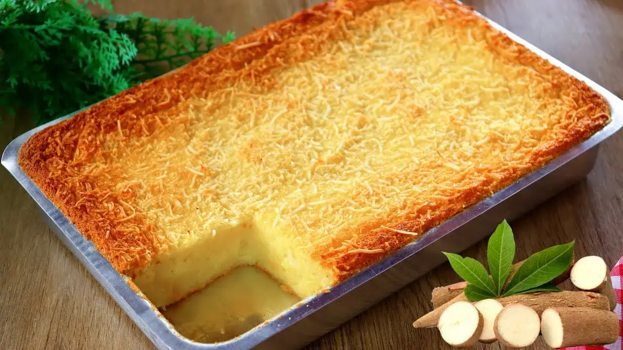 Bolo de mandioca de liquidificador cremoso com coco