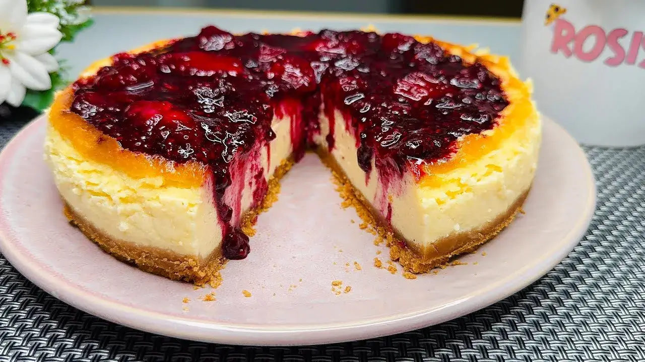 Cheesecake com Calda de Frutas Vermelhas Fácil para Festas e Sobremesas Especiais