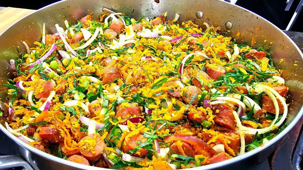Farofa de linguiça fácil e bem temperada para festas em família