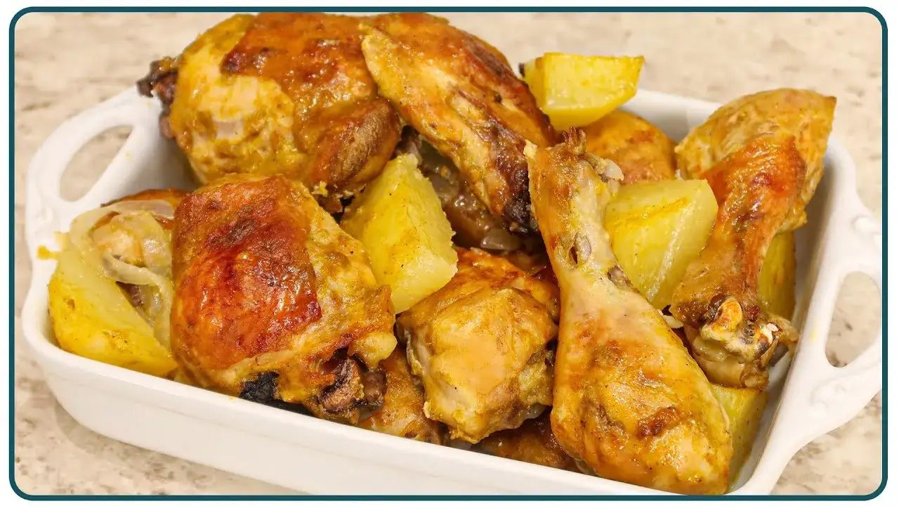 Frango Assado Bem Temperado com Batatas no Forno