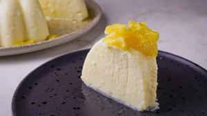 Manjar de coco com calda de abacaxi cremoso e fácil de preparar