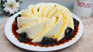 Manjar de coco com calda de ameixa cremoso para servir gelado