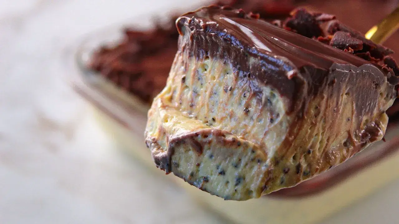 Mousse de Maracujá com Cobertura de Chocolate Cremosa e Fácil