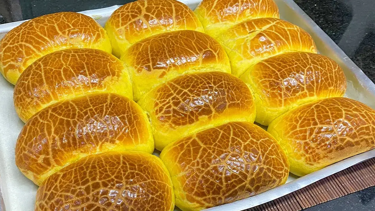 Pão de Cenoura Rachadinho: Pão macio com casquinha craquelada igual de padaria