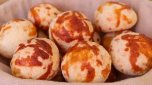 Pão de Queijo Clássico com Polvilho Azedo, Casquinha Crocante e Miolo Macio