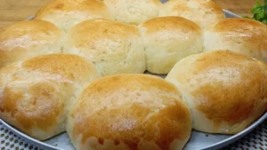 Pãozinho Caseiro Sem Sovar Fácil e Rápido
