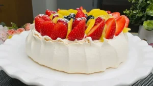 Pavlova com Chantilly e Frutas Frescas Delicada e Leve