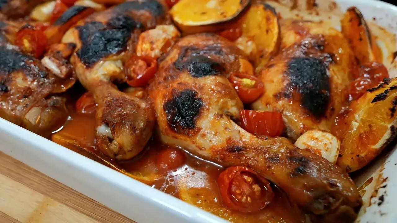 Sobrecoxa assada no forno com laranja suculenta e bem temperada