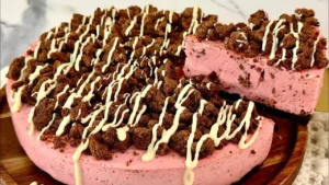 Torta de Morango Trufada fácil com base de biscoito e creme cremoso