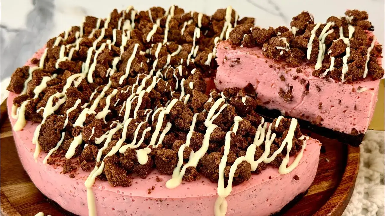 Torta de Morango Trufada fácil com base de biscoito e creme cremoso