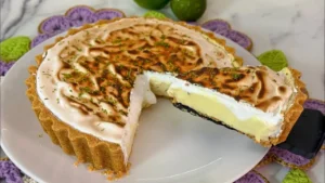 Torta de limão com base crocante, mousse cremosa e merengue dourado