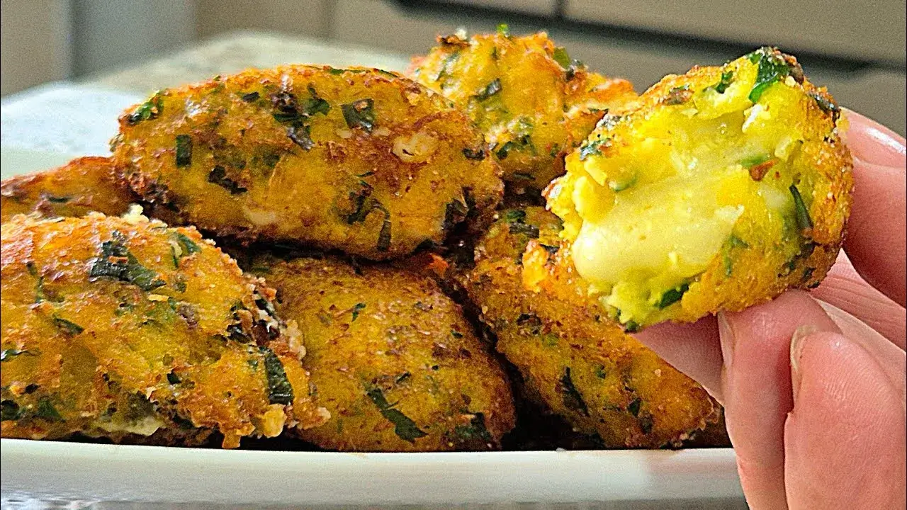Bolinho Salgado de Milho Verde com Queijo Frito
