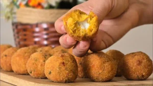 Bolinho de Frango Acebolado Crocante com Requeijão para Lanche e Festa