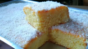 Bolo Manteigado de Coco: Receita com Calda Cremosa e Coco Ralado