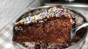 Bolo Nega Maluca Fofinho com Cobertura Cremosa de Chocolate