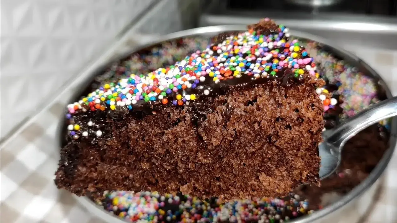 Bolo Nega Maluca Fofinho com Cobertura Cremosa de Chocolate