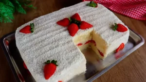Bolo Ninho com Morangos Gelado: Massa Fofinha, Recheio Cremoso e Perfeito para Festas