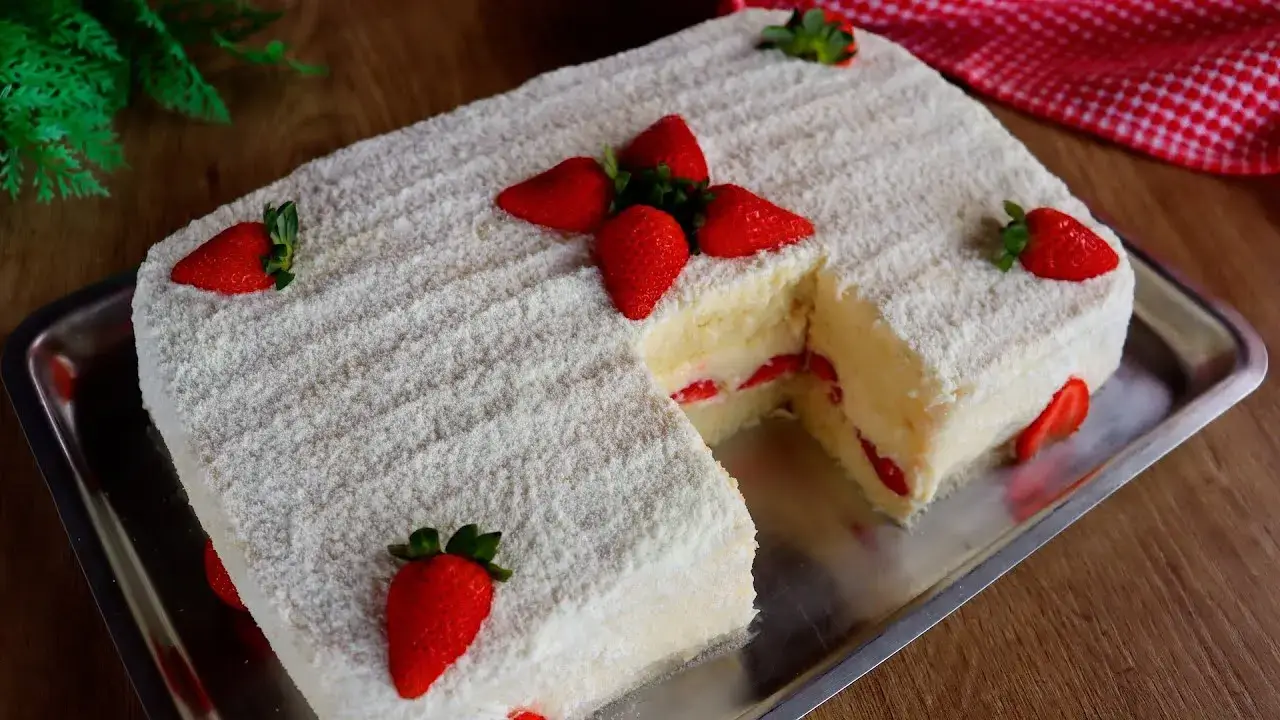 Bolo Ninho com Morangos Gelado: Massa Fofinha, Recheio Cremoso e Perfeito para Festas